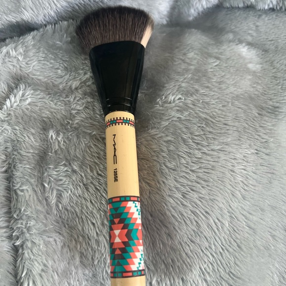 MAC Cosmetics brush 125se